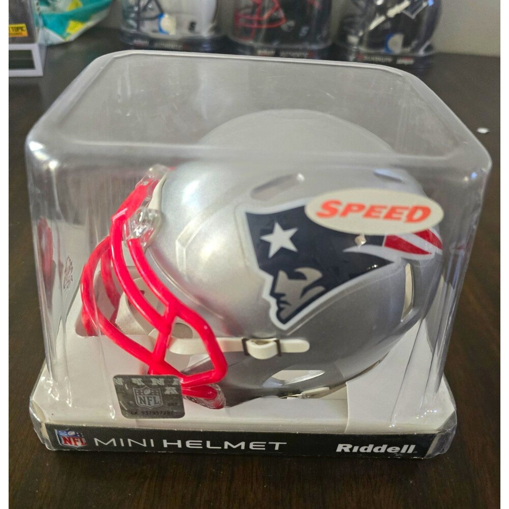Riddell NFL New England Patriots Speed Mini Helmet Silver w/ Display Case